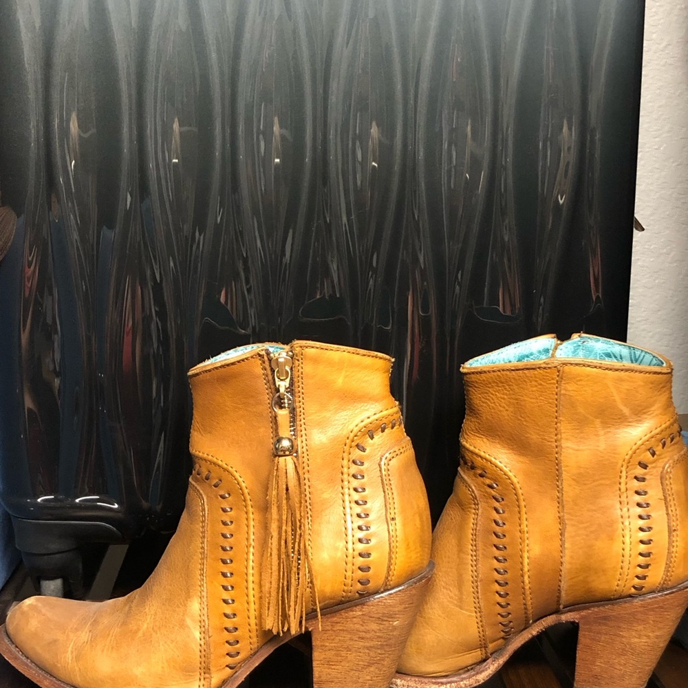 Beautiful light brown Corral Vintage boots fantastic details SZ8 w tassels